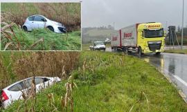 Macerata, perde il controllo dell'auto e finisce nel fossato (FOTO)
