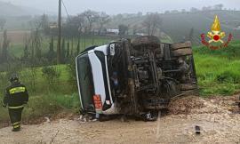 Si ribalta autocisterna che trasporta Gpl: delicato intervento dei vigili del fuoco