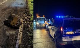 Macerata, buche come voragini sulla Carrareccia: pneumatici a pezzi, sei auto out (FOTO)