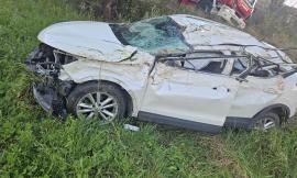 Treia, sbalzato fuori dall'auto dopo essere finito in un campo: gravissimo un 26enne (FOTO)