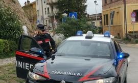 Tolentino, armati di mazze aggrediscono il titolare di una ditta edile poi gli danneggiano l'auto: tre arresti