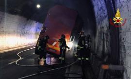 A14, rimorchio di un camion va in fiamme lungo la galleria: pronto intervento dei vigili del fuoco