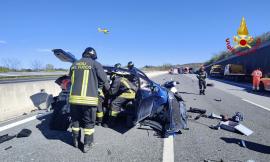 In contromano sull'A14, auto genera maxi tamponamento: un morto e una famiglia ferita