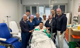 Pollice in alto per Fabio Balaso, intervento alla mano riuscito: i tempi di recupero
