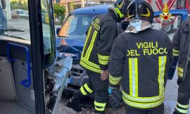 Scontro frontale tra un'auto e un bus con 60 passeggeri: feriti anche tre studenti