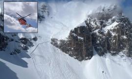 Due valanghe sul Monte Vettore: 8 escursionisti bloccati in un rifugio e recuperati in elicottero