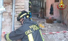 Crolla un solaio durante i lavori di ristrutturazione: tre operai feriti, uno estratto da sotto le macerie