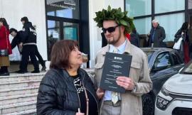 Nicholas, 20 anni e non vedente, si laurea con lode a Macerata: “Sogno un futuro da consulente per l’accessibilità”