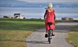 Meno velocità nei movimenti delle braccia è tra le cause per cui si cade di più da anziani
