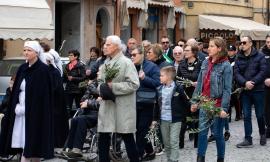 Matelica, grande partecipazione alla messa delle Palme in piazza Mattei: la città riunita per l'inizio della settimana santa