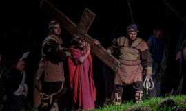 Tolentino, oltre mille persone per la 'Passione di Cristo': una rievocazione da record alla Bura (FOTO)