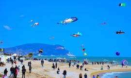 Porto Recanati, Pasquetta con lo sguardo all'insù: torna la magia del volo degli aquiloni sul lungomare
