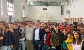 Corridonia, quando lo sport parla al cuore: incontro all'Ipsia con l'arbitro di Serie A Juan Luca Sacchi