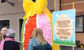 Civitanova, in piazza i mercatini di Pasquetta: ci sarà anche un uovo gigante fatto di 1500 rose all'uncinetto