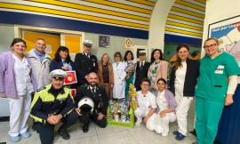 Macerata, la polizia locale dona uova e colombe pasquali al reparto di Pediatria  dell'ospedale