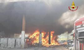 Fiamme in un’azienda di lavorazione rifiuti: squadre da Ascoli Piceno per domare l’incendio