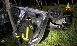 L'auto si ribalta e finisce contro un palo: giovane di 24 anni perde la vita in un incidente