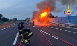 Incendio lungo l'A14 tra Civitanova e Porto Recanati: in fiamme un camion frigorifero