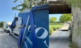 Montecosaro, autocarro resta incastrato nel sottopasso ferroviario