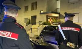 Ubriaco danneggia il bar della madre e aggredisce i carabinieri: denunciato 26enne