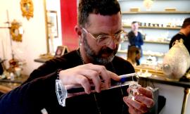 Profumi come abiti dell’anima: a Civitanova Mauro Malatini crea fragranze su misura per ogni persona