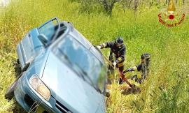 L'auto finisce fuori strada: donna estratta dall'abitacolo dai vigili del fuoco
