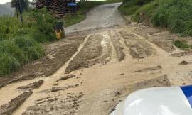 Maltempo a San Severino, frana invade la carreggiata lungo l'Anello di Pitino: strada chiusa al traffico
