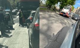 Autocarro imbocca contromano viale Leopardi: traffico in tilt a Macerata