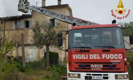 Esplode una bombola di gas in casa: ferita una donna, ingenti i danni