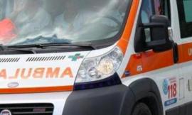 Macerata, camion dei rifiuti si schianta contro il guardrail sulla SS77: strada chiusa e traffico in tilt