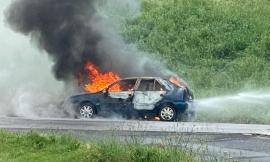 Paura a Tolentino, auto divorata dalle fiamme nei pressi di un distributore di metano