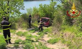 Cingoli, va al lago con la moglie ma si perde con l'auto e finisce nel dirupo: recuperato dai vigili del fuoco