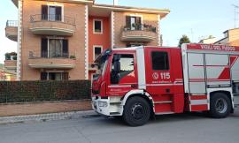 Treia, canna fumaria a fuoco nel condominio: intervengono i vigili del fuoco