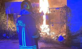 Incendio in una cabina dell'Enel: blackout e intervento dei vigili del fuoco Incendio in una cabina dell'Enel: blackout e intervento dei vigili del fuoco