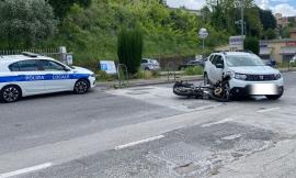 Macerata, violento scontro tra auto e moto: centauro trasportato a Torrette in eliambulanza