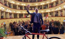 Ricci a Civitanova, con bicicletta e pane ("antifascista"):  'In 5 anni di Acquaroli nessun progresso per le Marche"