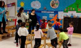 Li Matti de Montecò portano la tradizione popolare nelle scuole dell’infanzia: musica, giochi e saltarello per educare divertendo