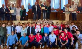 Maceratese, l'entusiasmo per la Serie D "contagia" anche il Comune: il sindaco "veste" i colori della 'Rata' Maceratese, l'entusiasmo per la Serie D "contagia" anche il Comune: il sindaco "veste" i colori della 'Rata'