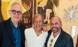 Civitanova - 53 anni di attività per Mimmo, il parrucchiere "di una volta": sindaco in visita nel suo salone