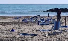 Civitanova, ombrelloni in mare e lettini distrutti: vandali in azione allo chalet Hosvi