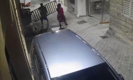 Macerata, abbandonano materasso e reti in centro: coppia identificata e sanzionata