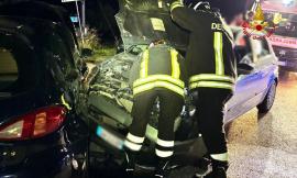 Recanati, incidente lungo la Provinciale: sei persone coinvolte, due estratte dai vigili del fuoco