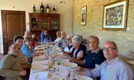 Macerata - Sessant’anni dopo, di nuovo tra i banchi: l’abbraccio tra generazioni all’ITC Gentili