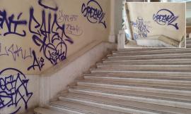 Macerata, imbrattata la Galleria Scipioni: vandali deturpano uno degli accessi al cuore della città