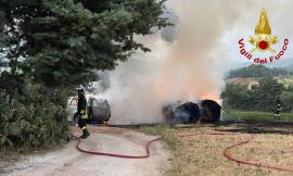 Auto in fiamme a San Severino Marche: bruciano anche 18 rotoballe di fieno