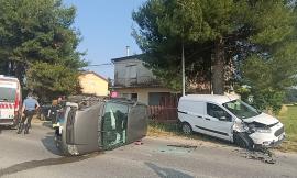 Corridonia, auto centra furgone posteggiato e si ribalta su un fianco: gli occupanti restano intrappolati (FOTO)