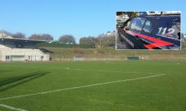 Montecassiano, il figlio subisce fallo e il padre entra in campo con un coltello: atto di follia in un torneo giovanile