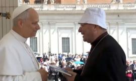Il berretto del vescovo e il sorriso del Papa: siparietto tra monsignor Vecerrica e Leone XIV in piazza San Pietro (VIDEO) Il berretto del vescovo e il sorriso del Papa: siparietto tra monsignor Vecerrica e Leone XIV in piazza San Pietro (VIDEO)