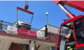 Sbaglia rampa e finisce sul terrazzo di un edificio: auto recuperata dai Vigili del Fuoco