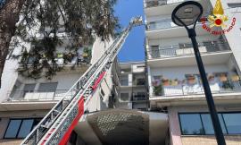 Civitanova, cadono calcinacci da un cornicione: intervento dei vigili del fuoco in via della Nave